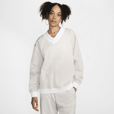 Nike Sportswear Essential lockeres Longsleeve aus Webmaterial mit UV-Schutz und V-Ausschnitt für Damen