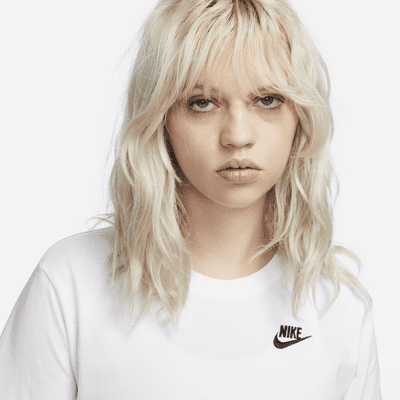Nike Sportswear Club Essentials Damen-T-Shirt