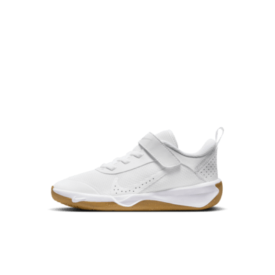 Nike Omni Multi-Court Schuh für jüngere Kinder