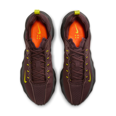 ナイキ エイバ ローバー シューズ リフレクティブ（再帰反射）デザインのアクセント付き