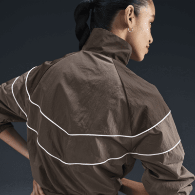 Chamarra de tejido Woven holgada de cierre completo con protección UV para mujer Nike Windrunner