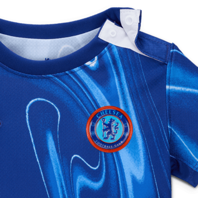 Chelsea FC 2024/25 Stadium hazai Nike Soccer háromrészes replikaszett babáknak és totyogóknak