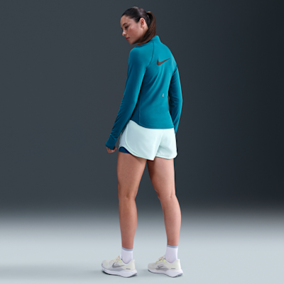 Playera de running Dri-FIT de cierre de 1/4 para mujer Nike Tempo Swoosh Run