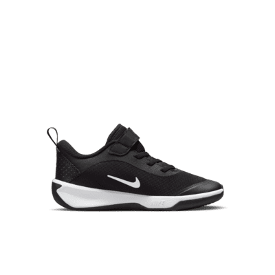 Nike Omni Multi-Court Schuh für jüngere Kinder