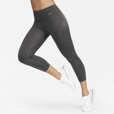 Leggings cortos de tiro medio y sujeción firme con bolsillos para mujer Nike Go