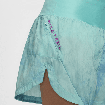 Shorts da running Repel a vita media con slip foderati 8 cm Nike Trail – Donna