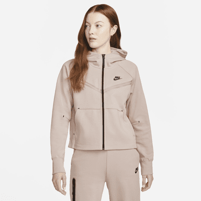 nike tech woman