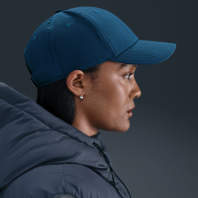 Gorra con logotipo de metal y estructura Nike Dri-FIT Club