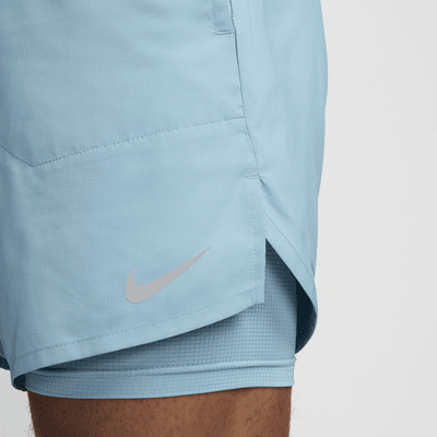 Nike Stride Dri-FIT 18 cm-es, 2 az 1-ben férfi futórövidnadrág