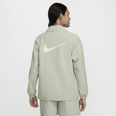 เสื้อแจ็คเก็ตโค้ช UV แบบทอโอเวอร์ไซส์ผู้หญิง Nike Sportswear Essential