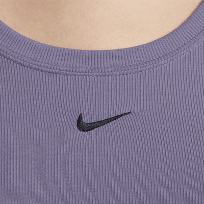 เสื้อแขนสั้นผู้หญิงผ้าร่องเล็กทรงรัดรูปด้านหลังเว้าลึก Nike Sportswear Chill Knit