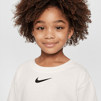 Playera con gráfico cómoda para niños talla pequeña Nike