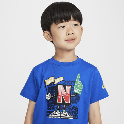 Playera con gráfico infantil Nike Step Up Your Game