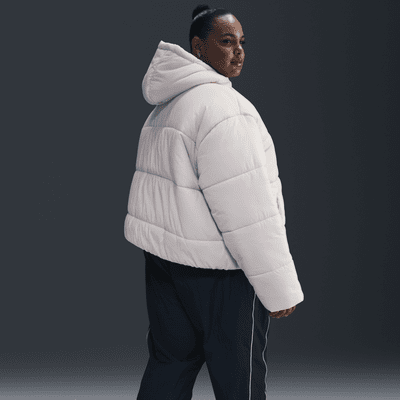 Giacca dal fit ampio con cappuccio Therma-FIT Nike Sportswear Classic Puffer (Plus size) – Donna