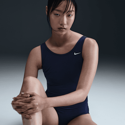 Traje de baño de una sola pieza de altura baja en las piernas y espalda en U Nike Swim HydraStrong para mujer