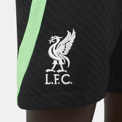 Shorts de fútbol de tejido Knit Nike Dri-FIT para niños talla grande del Liverpool FC Strike