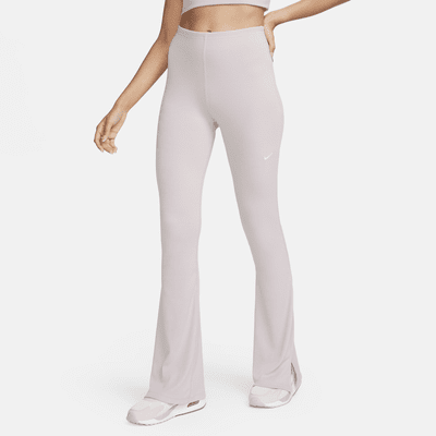 Eng anliegende Nike Sportswear Chill Knit Mini-Rib-Leggings mit ausgestelltem Bein für Damen