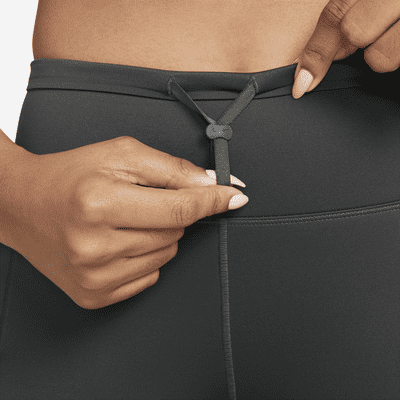 Leggings cortos de tiro medio y sujeción firme con bolsillos para mujer Nike Go