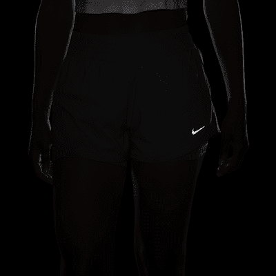 Nike One Dri-FIT 2-i-1 dameshorts med mellomhøyt (8 cm)