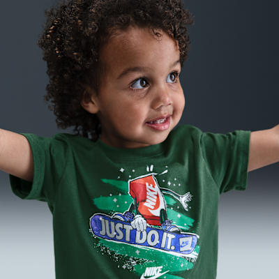 Playera con gráfico de Boxy practicando snowboarding para niños talla pequeña Nike