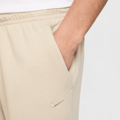 Pants de alto rendimiento Dri-FIT de pierna entallada con protección UV para hombre Nike Primary Fleece