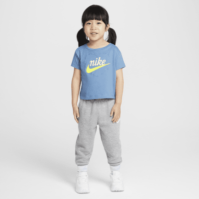 Playera con gráfico de corazón infantil Nike New Impressions