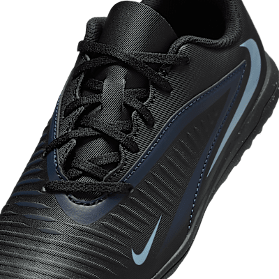 Tacos de fútbol para pasto sintético (turf) para niños grandes Nike Jr. Phantom 6 Low Club