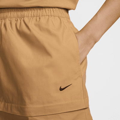 กระโปรงครึ่งแข้งทรงคาร์โก้แบบทอเอวปานกลางผู้หญิง Nike Sportswear Essential