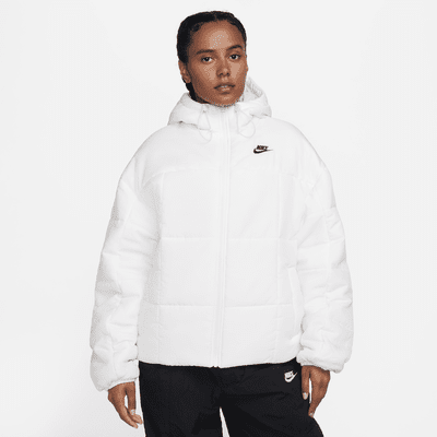 Løstsiddende Nike Sportswear Classic Therma-FIT-dynejakke med hætte til kvinder