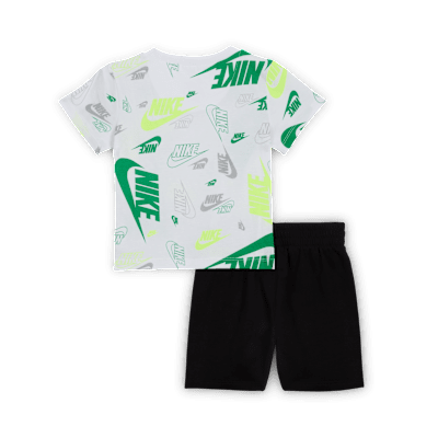 Set Nike Sportswear med lätta shorts i sweatshirttyg för baby (12–24 mån)