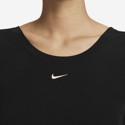 เสื้อแขนสั้นผู้หญิงผ้าร่องเล็กทรงรัดรูปด้านหลังเว้าลึก Nike Sportswear Chill Knit