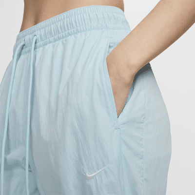 Nike Sportswear Collection Repel-Hose mit mittelhohem Bund und Reißverschluss (Damen)