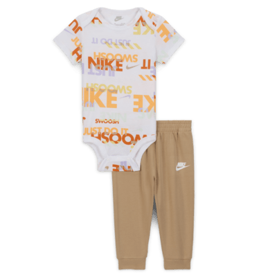 Conjunto de body con pants estampados para bebé (0 a 9 meses) Nike Sportswear Playful Exploration