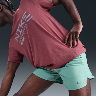 Short de running avec sous-short intégré Dri-FIT Nike Stride 13 cm pour homme