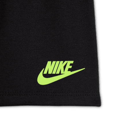 Set Nike Sportswear med lätta shorts i sweatshirttyg för baby (12–24 mån)