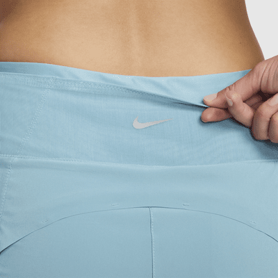 Nike Dri-FIT Swift Normal Belli 8 cm 2'si 1 Arada Cepli Kadın Koşu Şortu