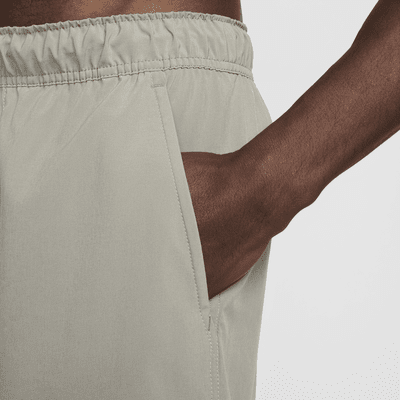 Shorts versátiles Dri-FIT de 18 cm 2 en 1 para hombre Nike Unlimited