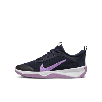 Grillo Incontable Miniatura Nike Omni Multi-Court Older Kids' Indoor Court Shoes. Nike ID