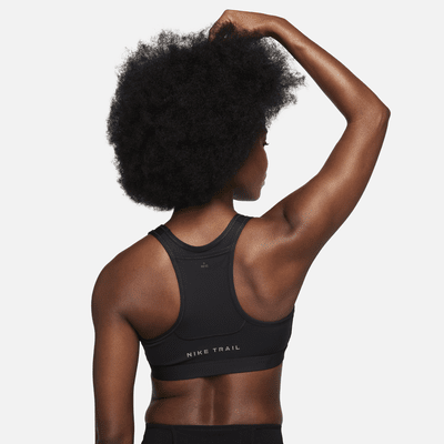 Brassière de sport à maintien normal et doublure légère Nike Trail Swoosh On-The-Run pour femme