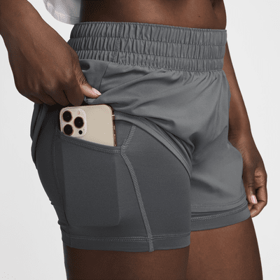 Nike One Dri-FIT 2-i-1 dameshorts med mellomhøyt (8 cm)