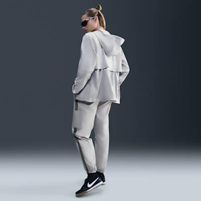 Damskie joggery piłkarskie z tkaniny ze średnim stanem Nike FC Barcelona Essential Repel