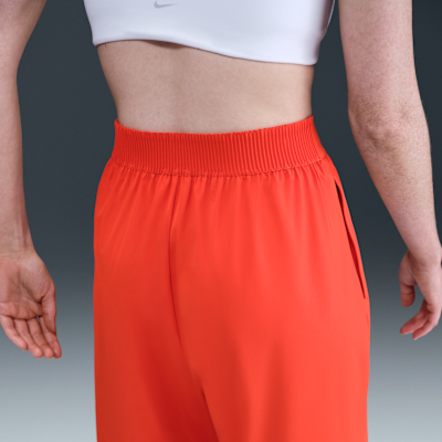 Løstsiddende Nike 24.7 PerfectStretch Dri-FIT-bukser med brede ben og høj talje til kvinder