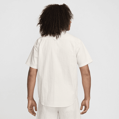 Playera con botones de manga corta seersucker para hombre Nike Life