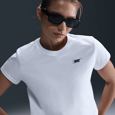 Nike Sportswear Club Women's Short-Sleeve Cropped Graphic T-Shirt