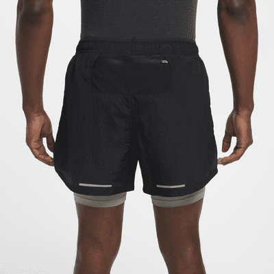 Shorts de correr Dri-FIT de 13 cm repelentes al agua 2 en 1 para hombre Nike Stride Running Division