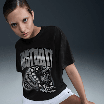 Playera de básquetbol de manga corta holgada para mujer Nike