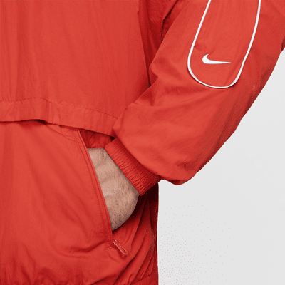 Chamarra de entrenamiento de tejido Woven para hombre Nike Sportswear Solo Swoosh