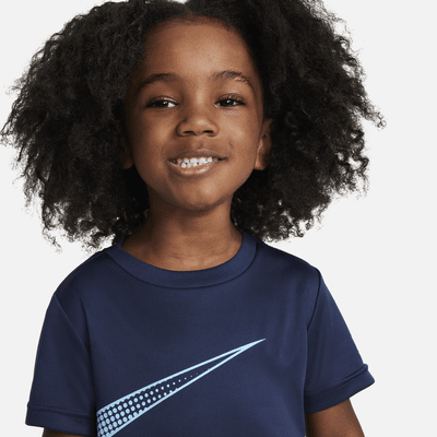 Playera con gráfico infantil Nike Dri-FIT Swoosh