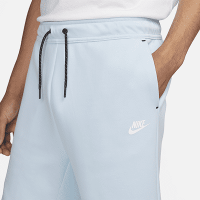 Color rosa Desaparecido Manifiesto Nike Sportswear Tech Fleece Men's Shorts. Nike AE
