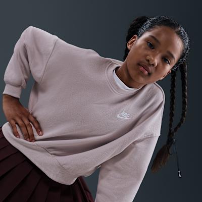 Nike Sportswear Club Fleece-Sweatshirt mit Rundhalsausschnitt und kastiger Passform (Mädchen)